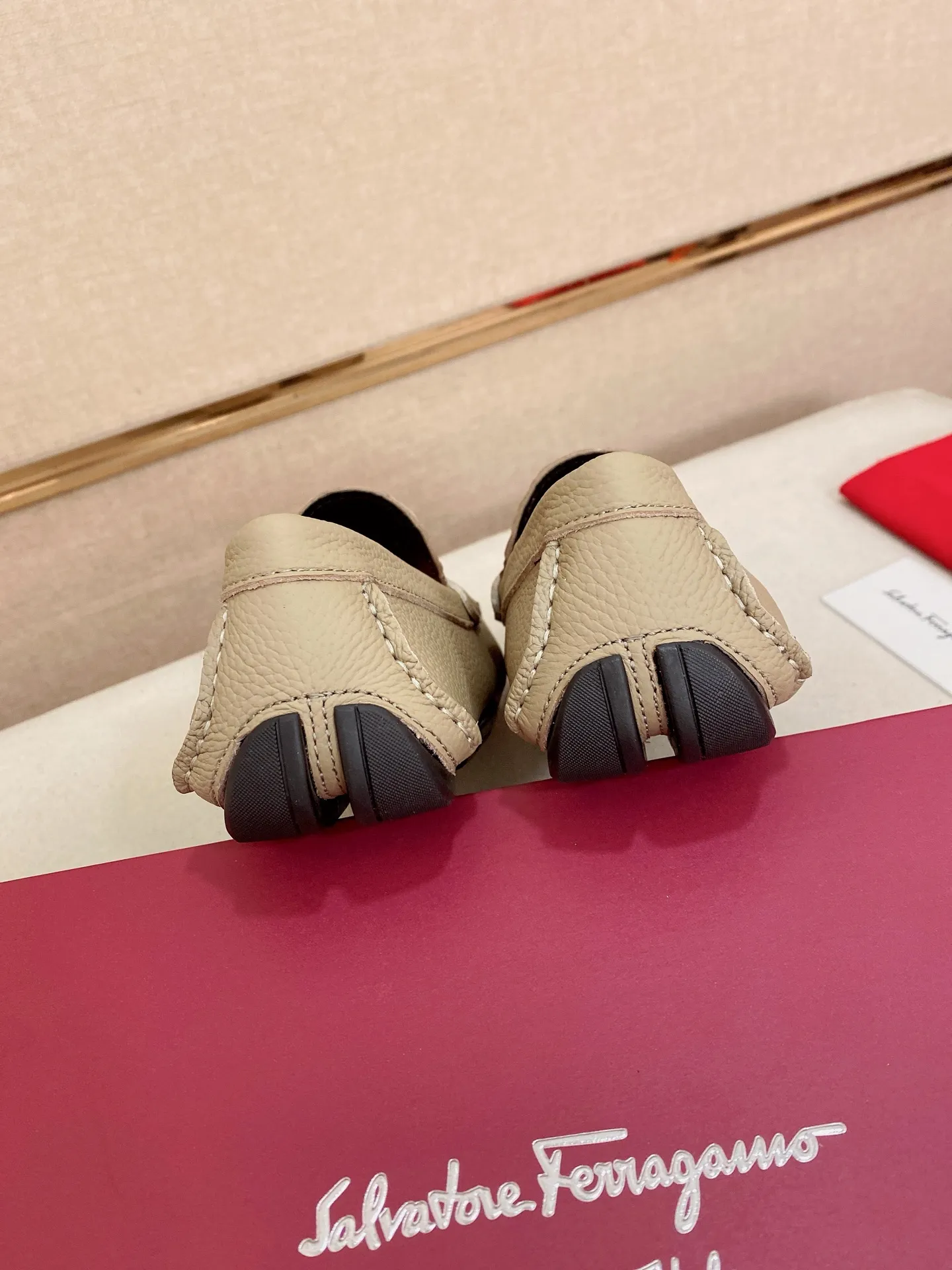Men's shoes💰: 560💰High-end quality! Ferragamo🆕🆕Exclusive hot-selling products in stock🔥🔥New products on the shelves, high-quality Ferragamo men's pea shoes, high-end casual driving shoes, with complete packaging! 💪 💪 Material: imported first-layer pebbled cowhide 🐂 + imported high-quality water-dyed cowhide lining + wear-resistant outsole 👍🏻👍🏻 Features: high-end and comfortable, purely handmade 🚀 🚀 Create the perfect shoe that suits you best 🔥 🔥 Size: (38-44) 45 standard size can be customized!